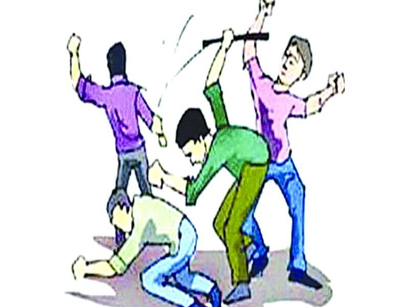 beaten to four person due to asking for money to drink alcohol | मोरवाडी येथे दारू पिण्यास पैसे मागितल्याचा जाब विचारल्याने चौघांना मारहाण 