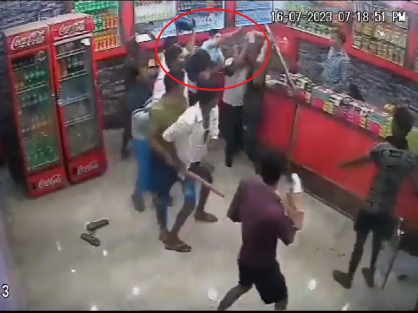 Video: Gang attack on tourist in Agra; Brutally beaten with sticks, Video viral | Video: आग्रा येथे पर्यटकावर टोळक्याचा हल्ला; लाठ्या-काठ्यांनी बेदम मारहाण, Video व्हायरल...