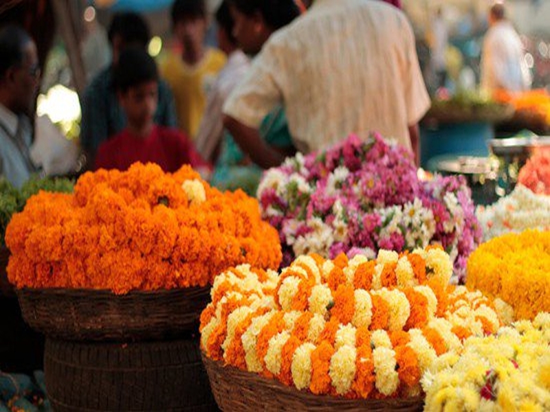 Half a quintile marigold arriving; The market rises in Mahad, rain reduction in production due to rain | दीडशे क्विंटल झेंडूची आवक; महाडमध्ये बाजारपेठेत गर्दी, पावसामुळे उत्पादनात घट