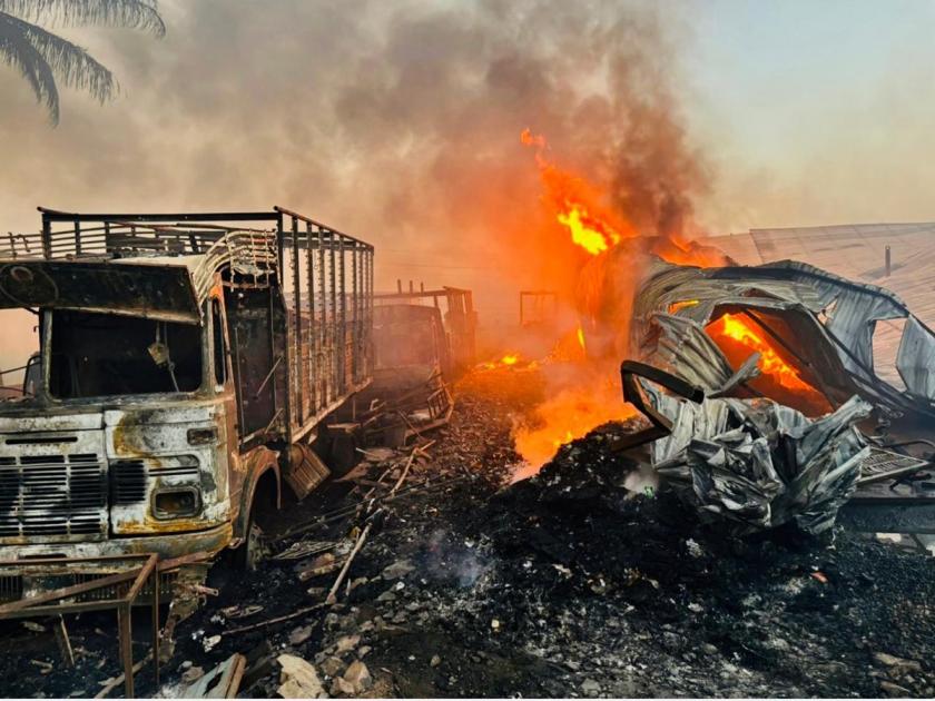 Mattress factory fire at Markal; Three vehicles gutted in fire; Fortunately there were no casualties | Pune: मरकळमध्ये गादी कारखान्याला आग, ३ वाहने आगीत भस्मसात; सुदैवाने जीवितहानी नाही