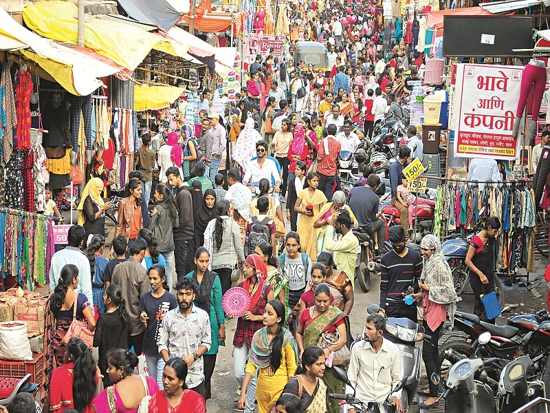 In Aurangabad, markets are crowded instead of voting; Many prefer Diwali shopping | औरंगाबादेत मतदानाऐवजी बाजारपेठेत गर्दी; अनेकांनी दिवाळी खरेदीला दिले प्राधान्य