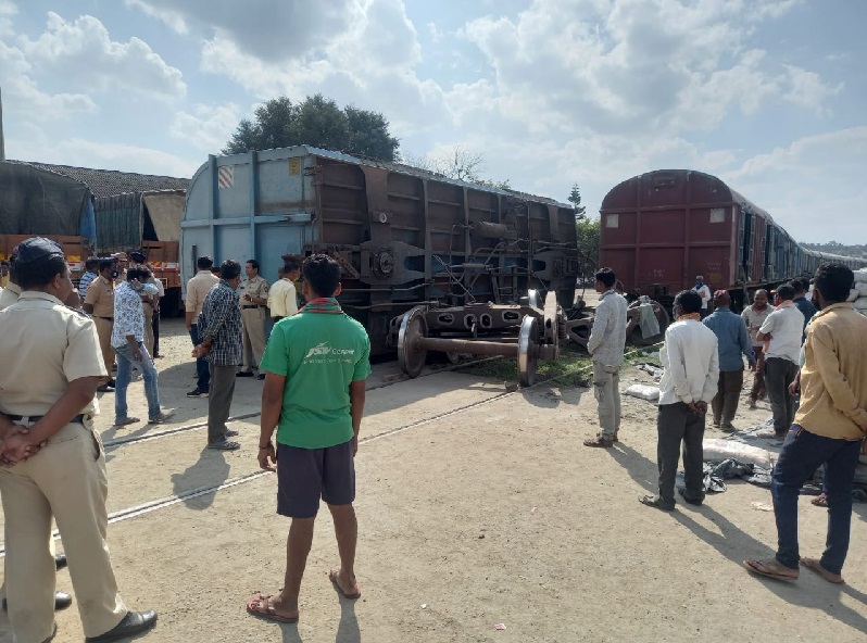 A train car overturned in Kolhapur Market Yard area | कोल्हापुरात रेल्वे मालगाडीचा डबा उलटला, सहा जण जखमी