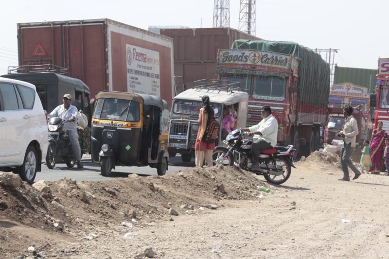 Highway playing alarm bell near Market Yard in Solapur | सोलापुरातील मार्केट यार्डजवळ हायवे वाजवतोय धोक्याची घंटा !