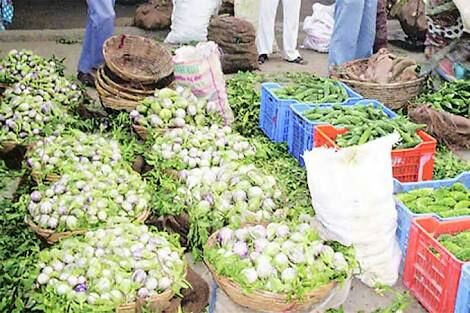 Anxiety of Punekar got over; Fruits, vegetables begin to arrive in Market Yard | पुणेकरांची चिंता मिटली ; फळे, भाजीपाल्याची आवक होण्यास सुरुवात