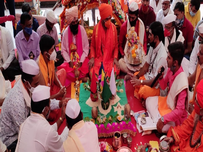 Marleshwar Girijadevi's wedding ceremony was held in a small presence | मार्लेश्वर- गिरीजादेवीचा विवाहसोहळा मोजक्याच उपस्थितीत संपन्न 