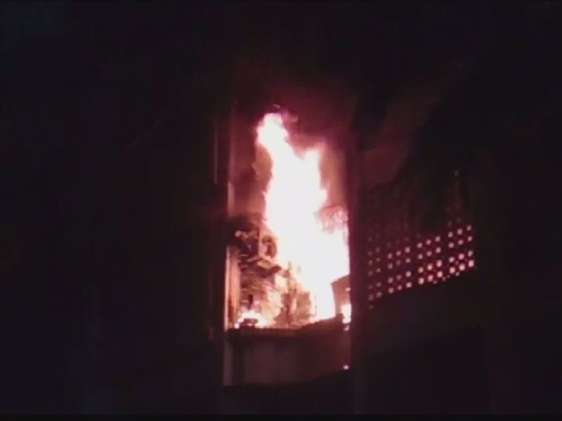 Fire in Pune again! Four people from a family die | मुंबईत पुन्हा एकदा अग्नितांडव! एकाच कुटुंबातील चार जणांचा होरपळून मृत्यू
