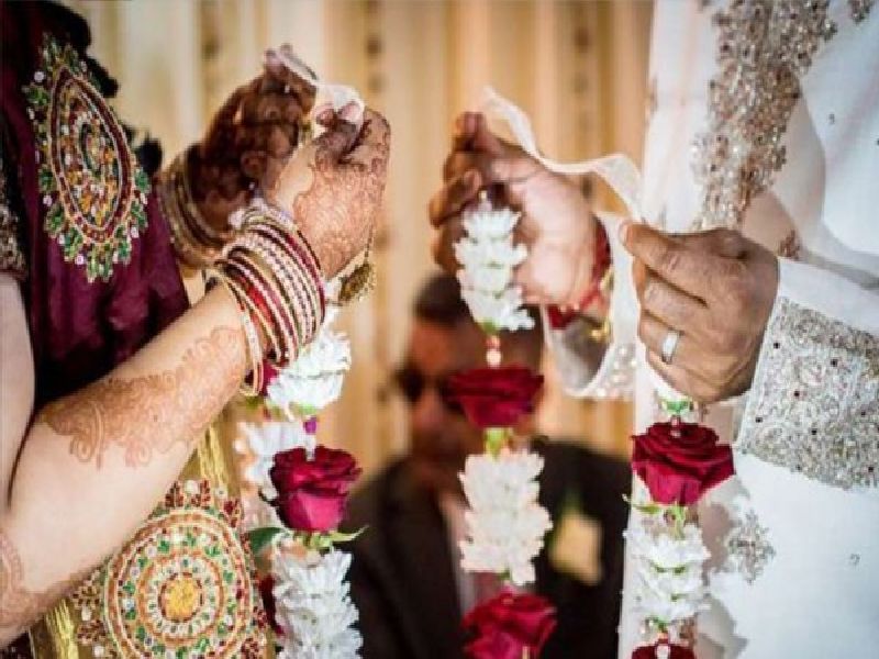 Kerala: A Hindu couple's wedding ceremony took place in a mosque | केरळ :मशिदीत पार पडला हिंदू जोडप्याचा विवाह समारंभ