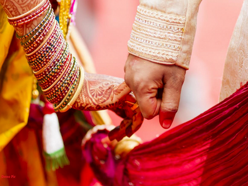 bride stops wedding in between to wear dress properly | लग्न सुरु असताना वधुने मध्येच थांबवल्या विधी, कारण होतं धक्कादायक!