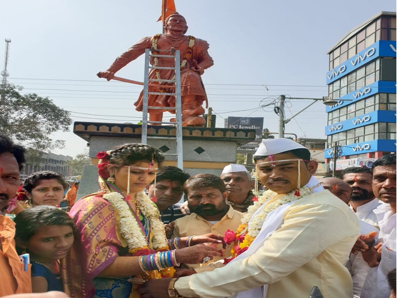 Marriage in front of Sambhaji Maharaj's statue in Aurangabad | औरंगाबादमध्ये संभाजी महाराजांच्या पुतळ्याच्या साक्षीने लावला विवाह