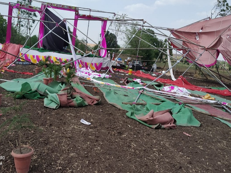 When the marriage ceremony was taking place, the wedding pavilion was hits by storm; 20 to 25 wounded | विवाह सोहळा सुरु असताना वावटळीने लग्न मंडप उडाला; २० ते २५ वऱ्हाडी जखमी