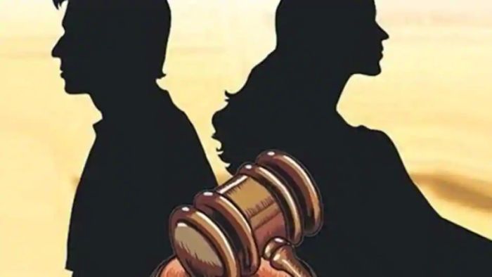 Taking consent of divorce to wife by video calling | पत्नीला व्हिडीओ कॉलद्वारे विचारली घटस्फोटाची सहमती