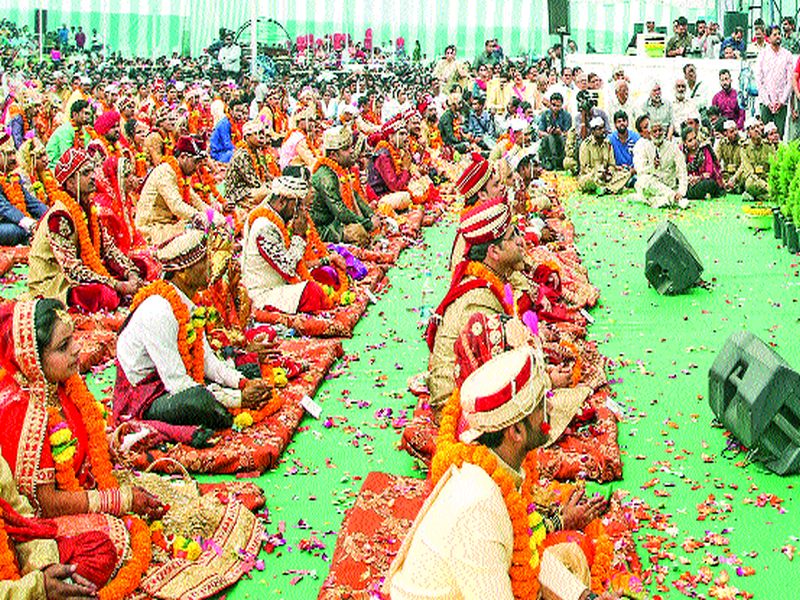 99 couples married at a collective ceremony | सामूहिक सोहळ्यामध्ये ९९ जोडपी विवाहबद्ध