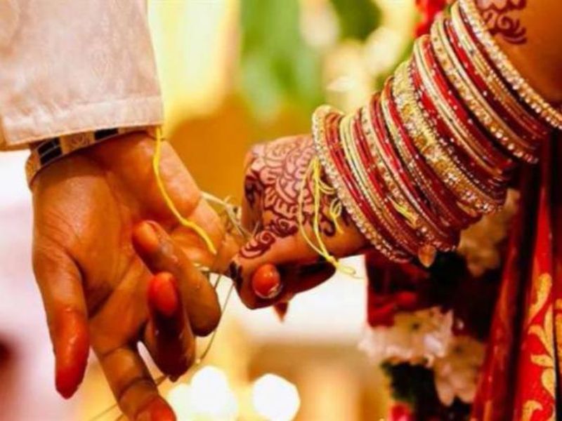 Recent research says that men are more happy in their married life if his wife is beautiful | नवऱ्यांचा आनंद कशात? रिसर्च सांगतो सुंदर बायको!