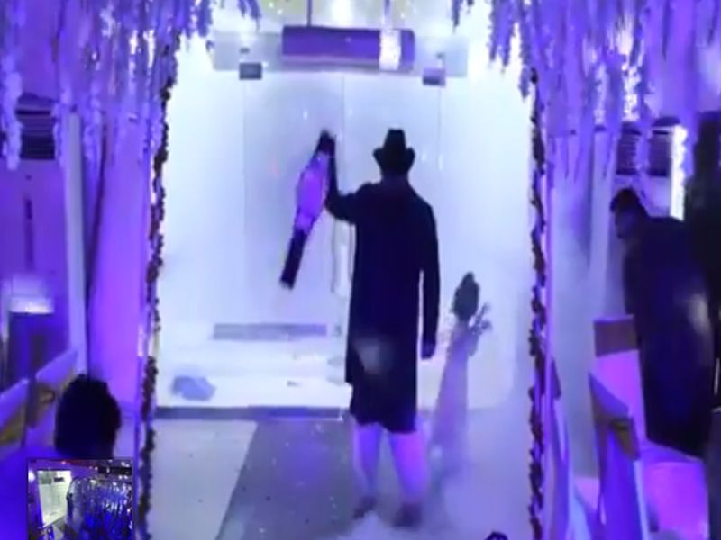 Pakistani groom enters in Undertaker style in his wedding | VIDEO: लग्नात नवरदेवाची चक्क अंडरटेकर स्टाइलमध्ये एंट्री