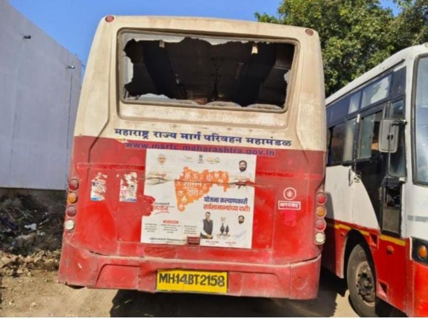 The windows of the bus going to Prime Minister Modi's meeting were broken in Shegaon, Maratha Reservation Protest | शेवगावमध्ये पंतप्रधान मोदी यांच्या सभेला जाणाऱ्या बसच्या काचा फोडल्या
