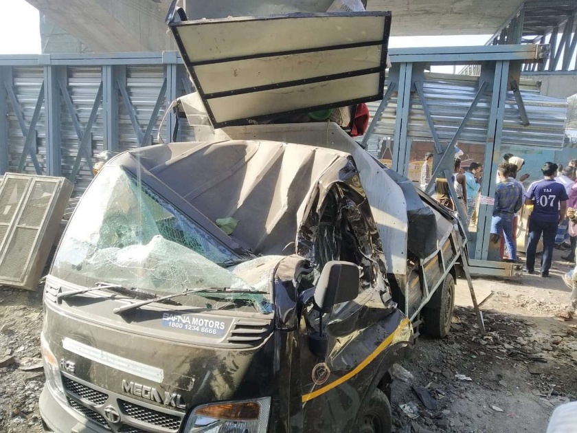 Accident on Ghatkopar-Mankhurd Link Road, leaving two critically injured | ट्रेलरची धडक बसून पादचारी पुलाचा सांगाडा कोसळला, दोघे गंभीर जखमी 