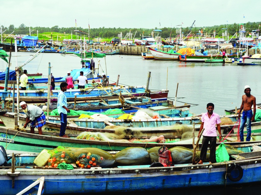CCTV cameras on fishing boats, government crackdown | मासेमारी नौकांवर सीसीटीव्ही कॅमेरे,शासनाचा दणका