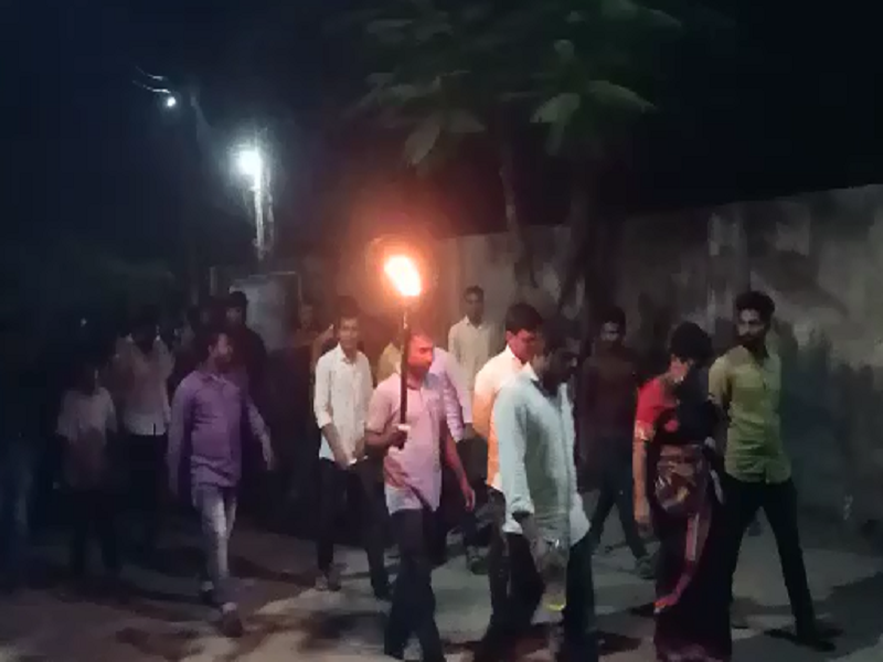 Women light torches for alcohol ban; The Umari Gram Panchayat also took a resolution | दारूबंदीसाठी उमिरीतील महिलांनी पेटविली मशाल; ग्रामपंचायतीनेही घेतला ठराव