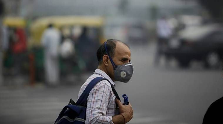 The mask of Mumbaikars is slowly coming on the chin, violating the rules | मुंबईकरांचा मास्क हळूहळू येतोय हनुवटीवर, नियमांचे उल्लंघन