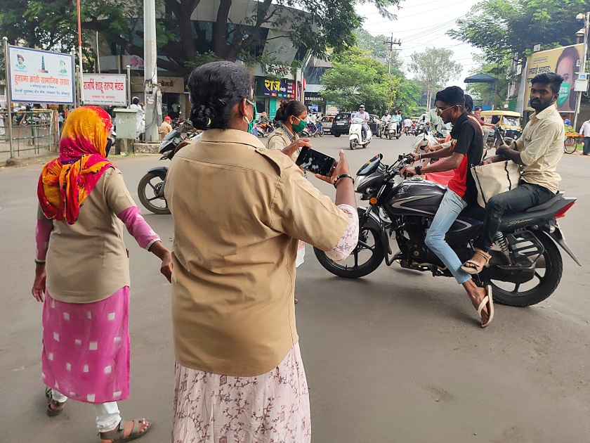 Crimes against two-wheelers obstructing mask action | मास्क कारवाईत अडथळा आणणाऱ्या दुचाकीचालकांवर गुन्हा