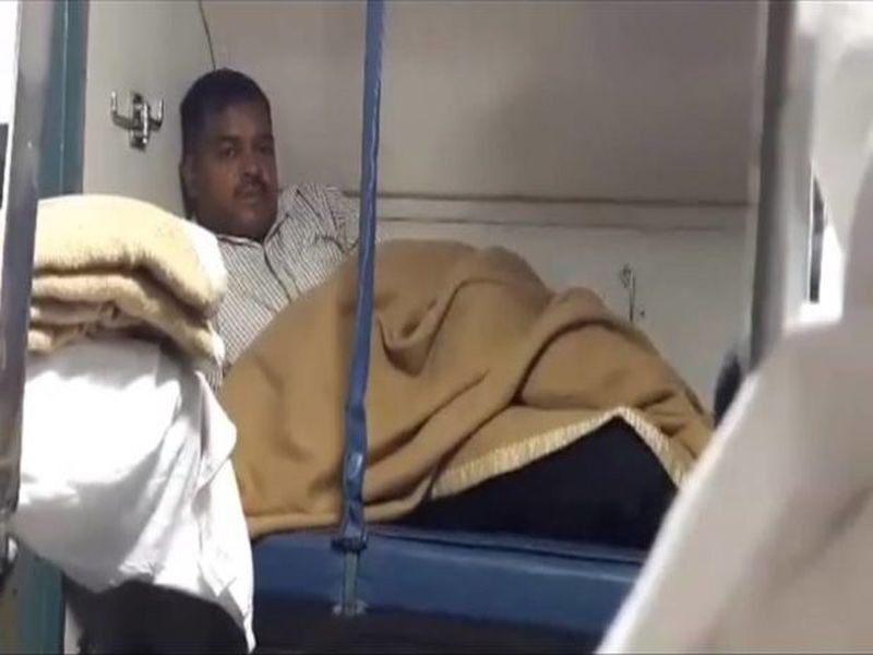 man sexually harassing masturbating teen on delhi doon train posted online video | धावत्या ट्रेनमध्ये तरूणीला पाहून करत होता हस्तमैथुन, तरूणीनेच बनवला व्हिडीओ