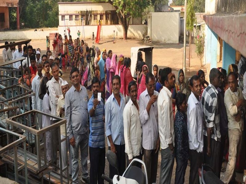 After trekking in Nandurbar and Navapura, there was a rush for the voting | नंदुरबार व नवापूरात दहानंतर मतदानासाठी गर्दी वाढली