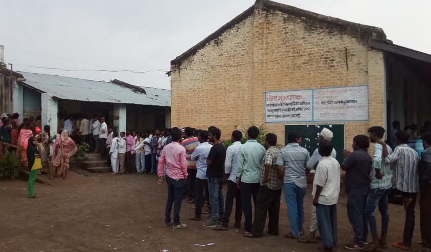 Up to 5 pm average 55 percent of the vote in West Warhada | Maharashtra Assembly Election 2019 : पश्चिम वऱ्हाडात ५ वाजतापर्यंत सरासरी ५५ टक्के मतदान!