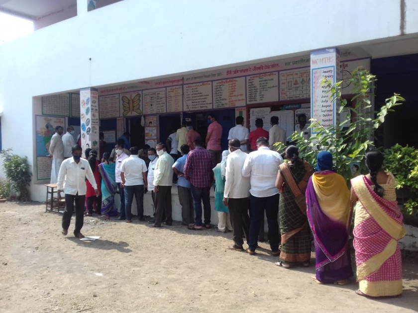 Voting in Churshi district including Sangli city | सांगली शहरासह जिल्ह्यात चुरशीने मतदान, भिलवडीत पोलिसांचा सौम्य लाठीचार्ज