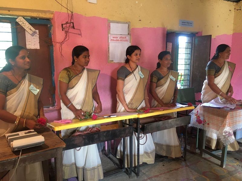 The responsibility of 2 polling stations in Ambajogai taluka is in the hands of women employees | अंबाजोगाई तालुक्यातील २ मतदान केंद्राची संपूर्ण जबाबदारी आहे महिला कर्मचा-यांच्या हाती 
