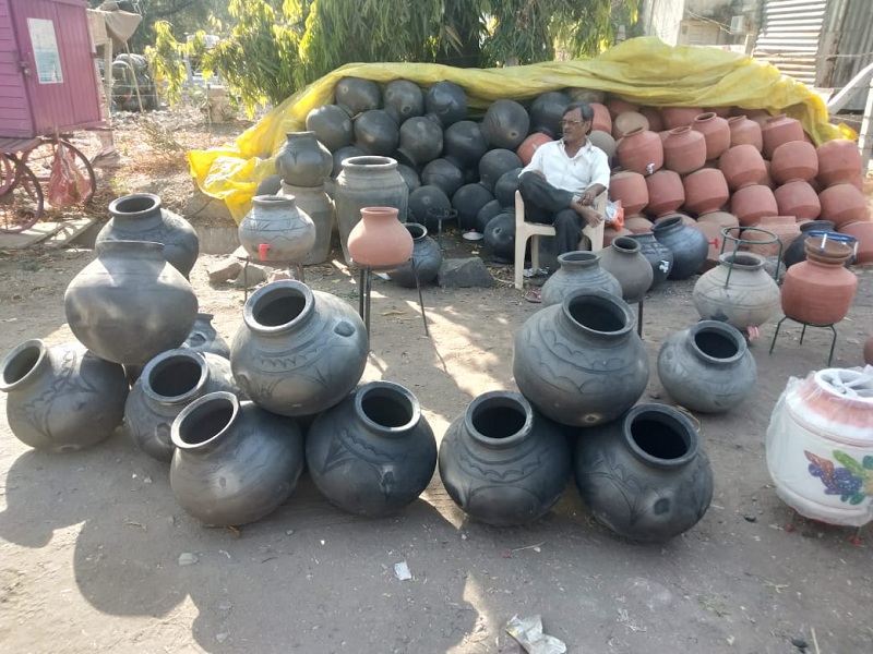 Madhya Pradesh's earthen pots are in Osmanabad! | मध्यप्रदेशातील माठ उस्मानाबादेत ! पांढऱ्या माठांना मिळतेय अधिक पसंती