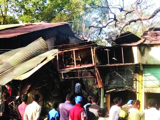 Four shops were destroyed in Matheran | माथेरानमध्ये चार दुकाने भस्मसात