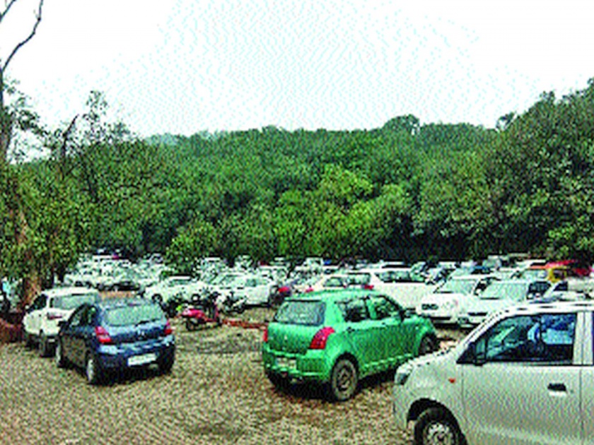 Parking problem for tourists in Matheran | माथेरानमध्ये पर्यटकांना पार्किंगची समस्या