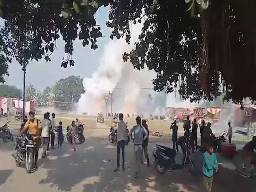 Fierce fire breaks out in Mathura firework market, 7 shops gutted, 9 people including fireman injured | मथुरेच्या फटाकेबाजारात लागली भीषण आग, ७ दुकाने भस्मसात, फायरमॅनसह ९ जण होरपळले  