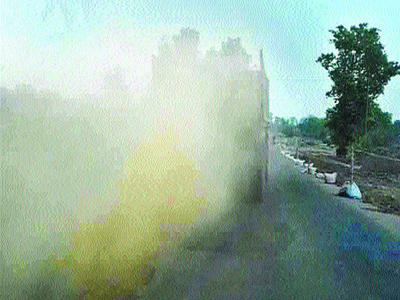 Dust troubles on the highway | महामार्गावर धुळीचा त्रास