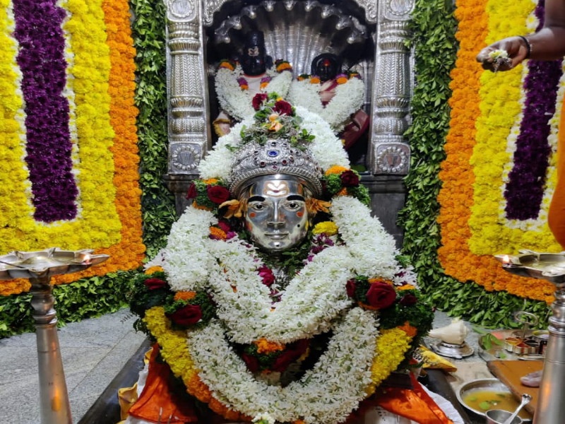 Attractive flower decoration in the temple of Sant Dnyaneshwar on the occasion of last Shravani Monday at Alandi | आळंदीत श्रावणी सोमवारनिमित्त माऊलींच्या मंदिरात फुलांची आकर्षक सजावट 
