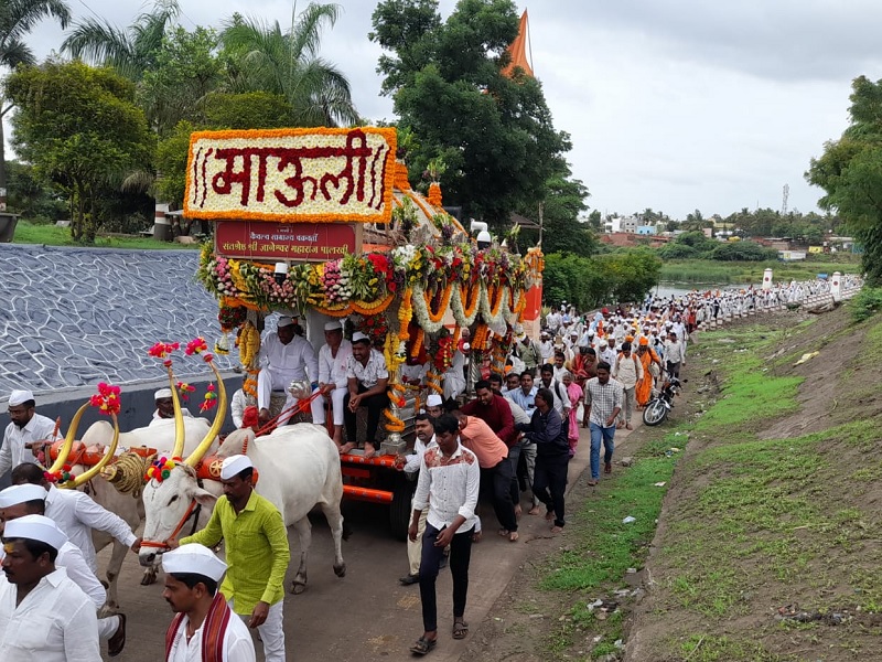 Sant Dnyaneshwar Maharaj Palkhi Ceremony in Pune District; Neera bath for Mauli's feet on the return journey | संत ज्ञानेश्वर महाराज पालखी सोहळा पुणे जिल्ह्यात; परतीच्या प्रवासात माऊलींच्या पादुकांना नीरा स्नान