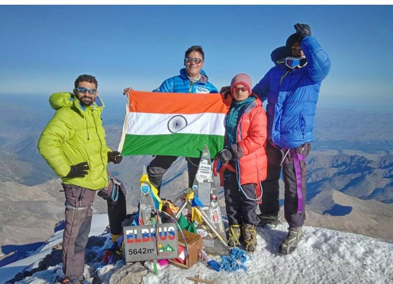 Solapur climbers hit the tricolor on Mount Elbrus | सोलापूरच्या गिर्यारोहकांनी माउंट एल्ब्रूसवर फडकविला तिरंगा