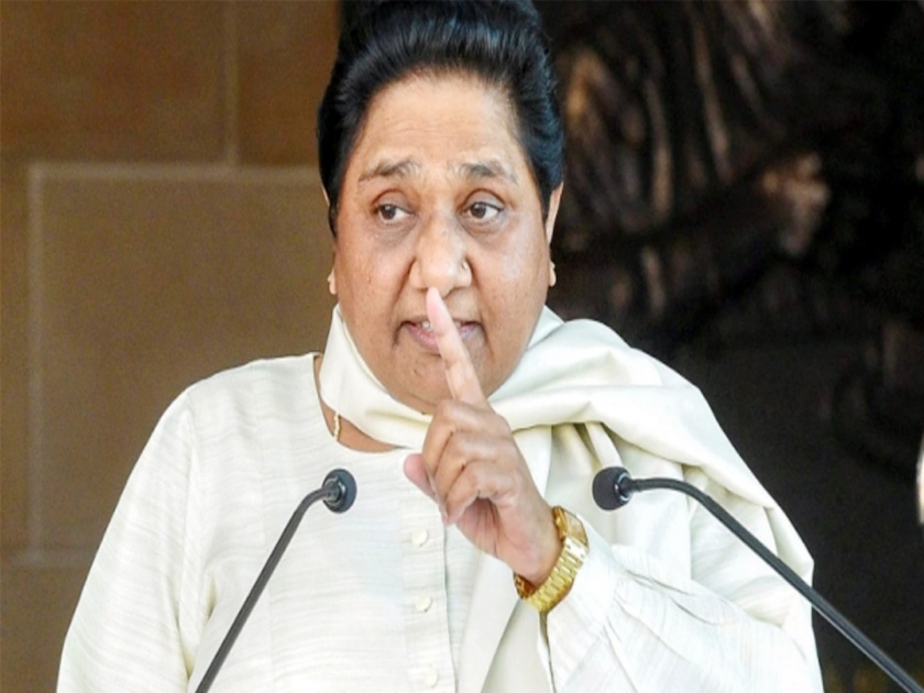 Mayawati resigns from family for important posts | घराणेशाहीला विरोध करणाऱ्या मायावतींकडून कुटुंबियांना महत्त्वाची पदे