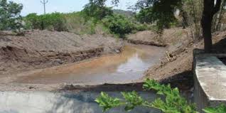 Year-round water, unity revolution in the cement dam in Mayani | मायणीतील सिमेंट बंधाऱ्यात वर्षभर पाणी, एकजुटीची क्रांती