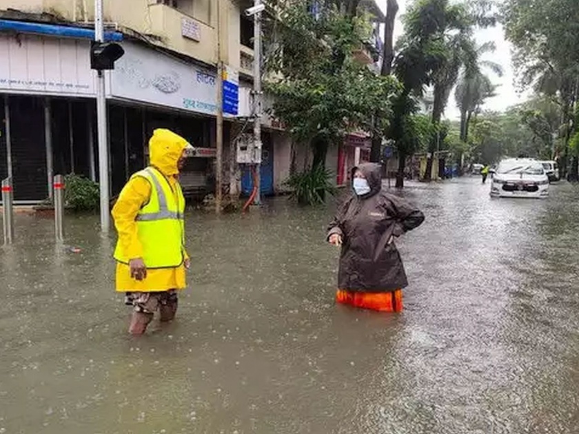 mumbai Mayor Kishori Pednekar Visits Water Logging Area | मुसळधार पावसानं मुंबईची तुंबई; गुडघाभर पाण्यातून महापौरांकडून परिस्थितीचा आढावा