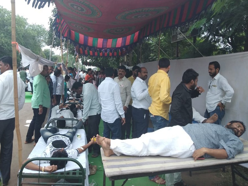 Maharashtra Bandh: 'No murder, no suicide; Donate blood, give life'; Latur-Osmanabad agitators initiative | Maharashtra Bandh : ‘नको हत्या, नको आत्महत्या; करु रक्तदान, देऊ जीवदान’; लातूर-उस्मानाबादेत आंदोलकांचा स्तुत्य उपक्रम