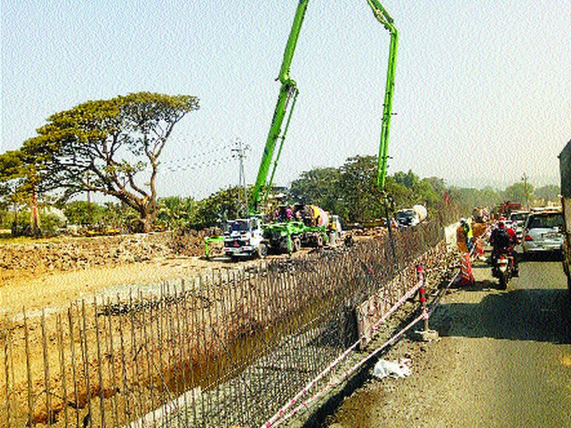 The work of widening of Mumbai-Goa highway continues | मुंबई-गोवा महामार्गाच्या रुंदीकरणाचे काम सुरू