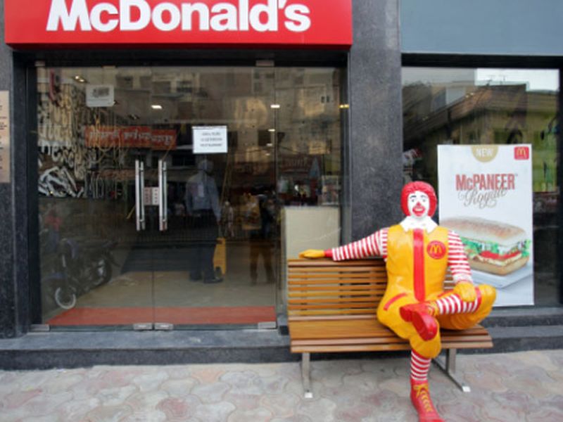 Mcdonald's customer claims maggots inside ketchup dispenser, watch Video | Mcdonald’s च्या टोमॅटो सॉसमधून जिवंत किडे, व्हिडीओ व्हायरल!