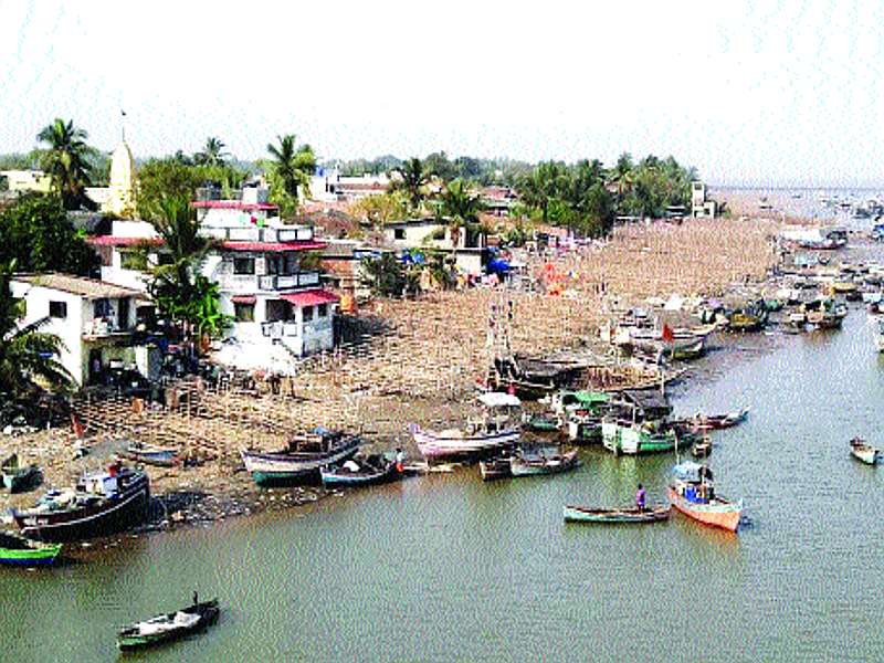 The fishery business in Palghar is under scrutiny | पालघरमधील मच्छीमार व्यवसाय डबघाईला