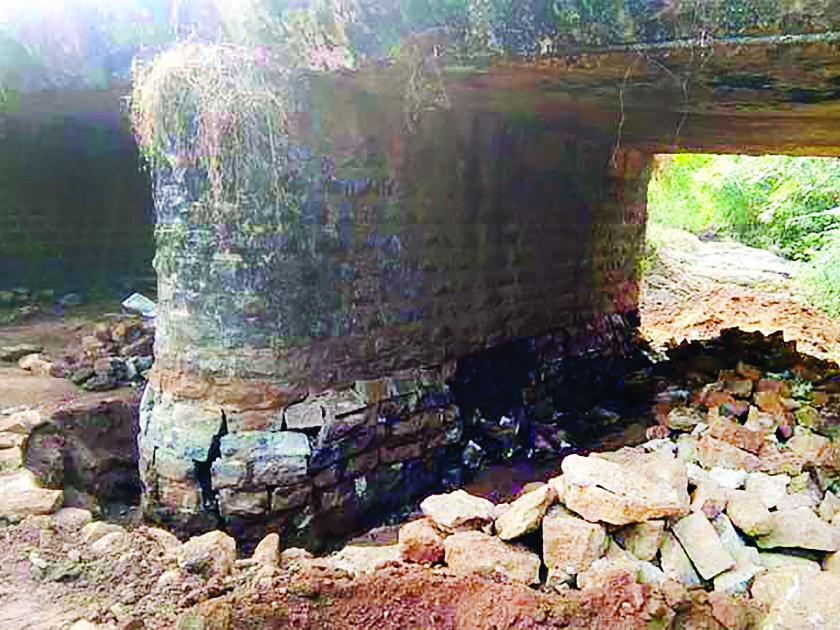 The pillar of the pottery bridge is worn out, the bridge is dangerous | कुंभारखाणीतील पुलाचा पिलर खचला, पूल धोकादायक