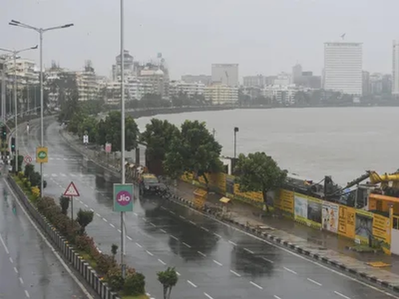 Cyclone Nisarga: Cyclone Nisarga hit the ground a little south than expected | Cyclone Nisarga: ...म्हणून निसर्ग चक्रीवादळापासून मुंबई वाचली; हवामान खात्यानं सांगितलं कारण