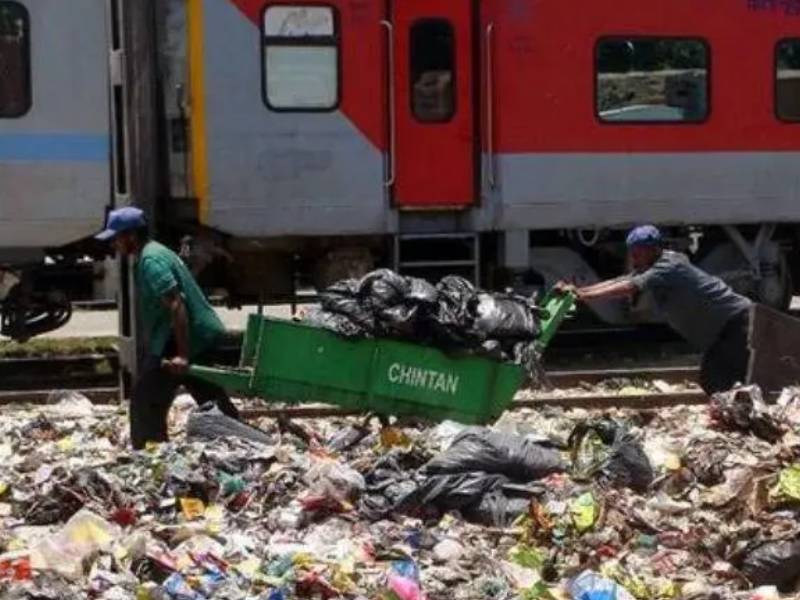 A huge railway project, now millions will be earned from the waste collected in the station area! | रेल्वेचा जबरदस्त प्रकल्प, आता स्टेशन परिसरात जमा होणाऱ्या कचऱ्यातून होणार लाखोंची कमाई!