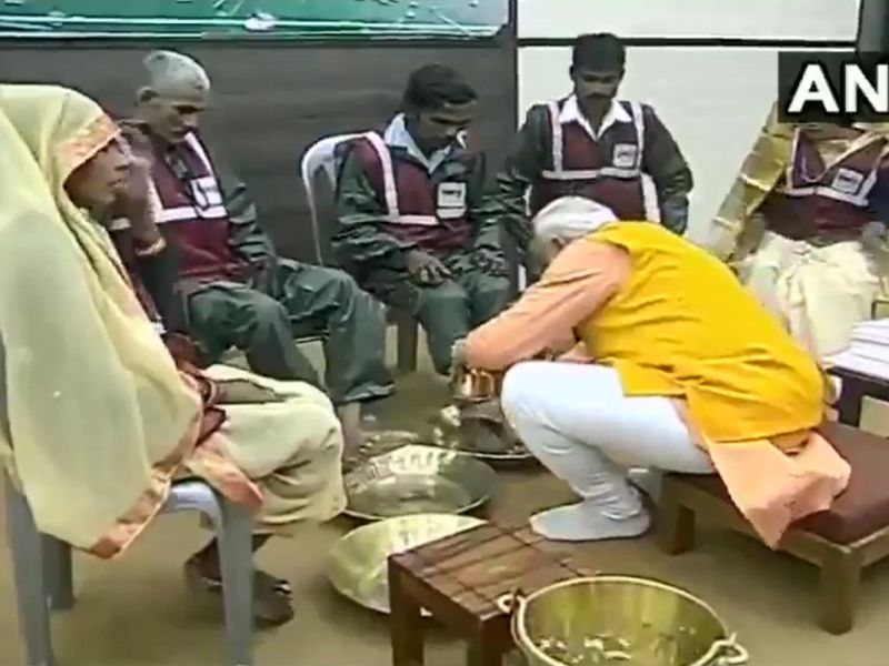 Video: ... and Modi washed the feet of the workers who cleaned the Kumbh Mela! in varanasi | Video: ...अन् मोदींनी कुंभमेळ्यात स्वच्छता करणाऱ्या कामगारांचे पाय धुतले!