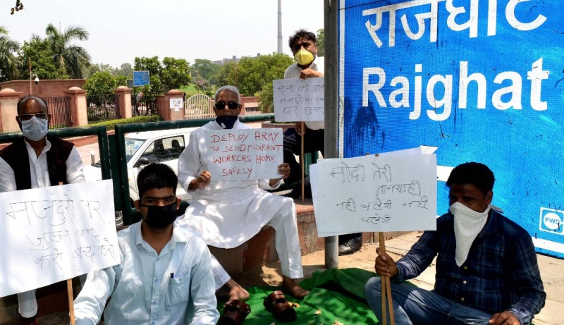 Yashwant Sinha's agitation for the safety of the workers was taken into custody by the Delhi Police MMG | मजुरांच्या सुरक्षिततेसाठी यशवंत सिन्हांचे आंदोलन, दिल्ली पोलिसांनी घेतलं ताब्यात