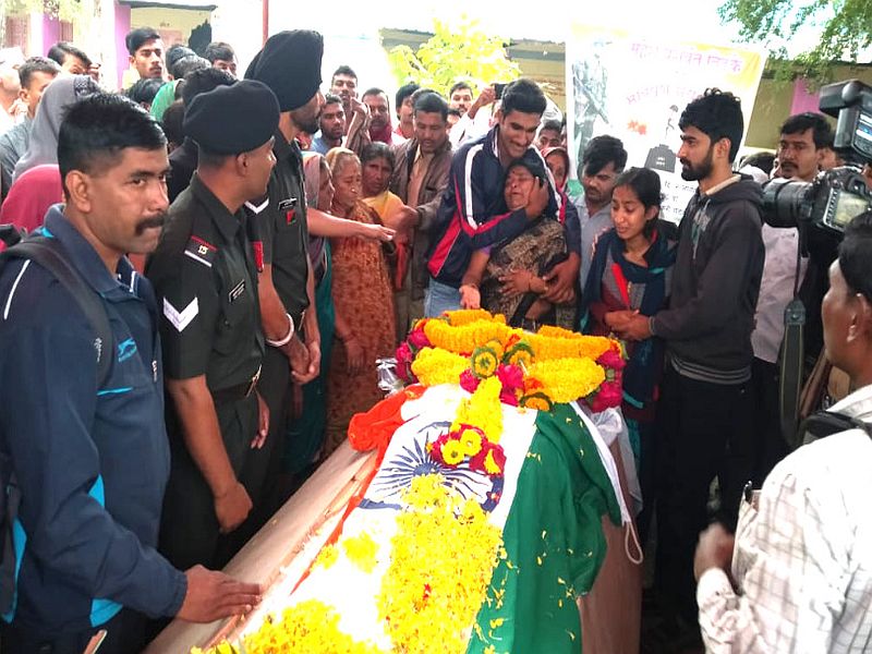 Video: Mother tosses tear after seeing son in tricolor, martyr mahesh funeral in parli | Video : तिरंग्यात लपेटलेलं पार्थिव पाहून आईनं टाहो फोडला, शोकाकुल वातावरणात अंत्यसंस्कार